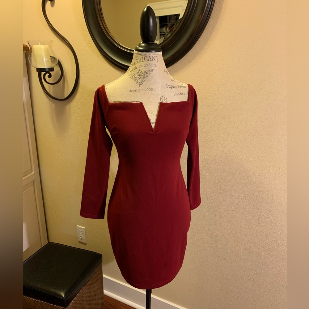LN LULUS BURGUNDY FLATTERING BODYCON FIT DRESS. SQUARE NECKLINE, LONG SLEEVES,